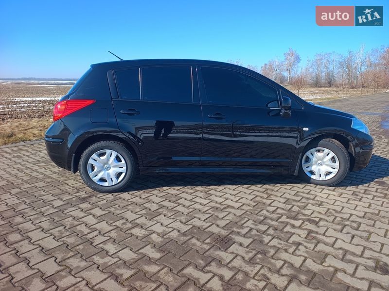 Хэтчбек Nissan TIIDA 2012 в Липовце