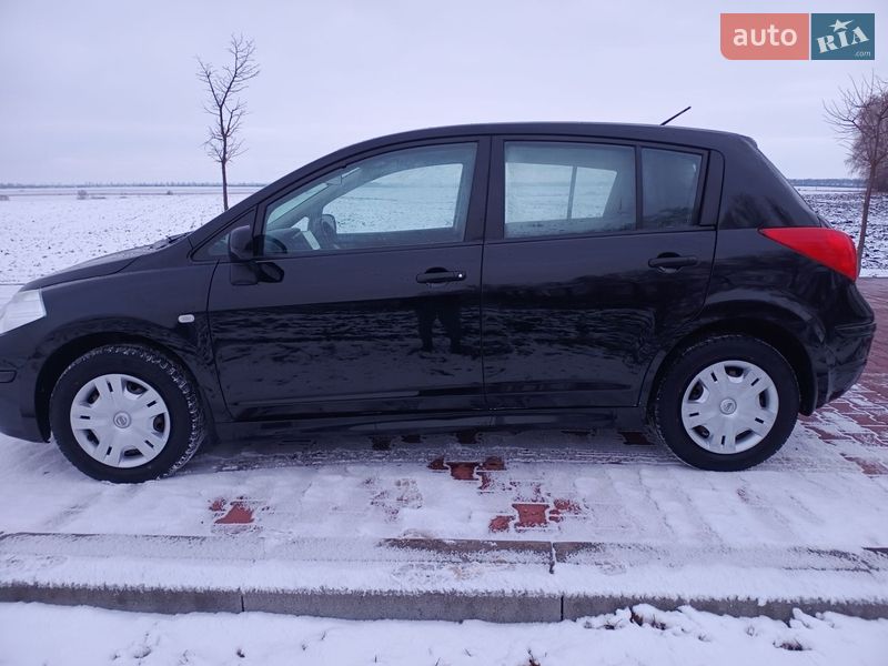 Хэтчбек Nissan TIIDA 2012 в Липовце