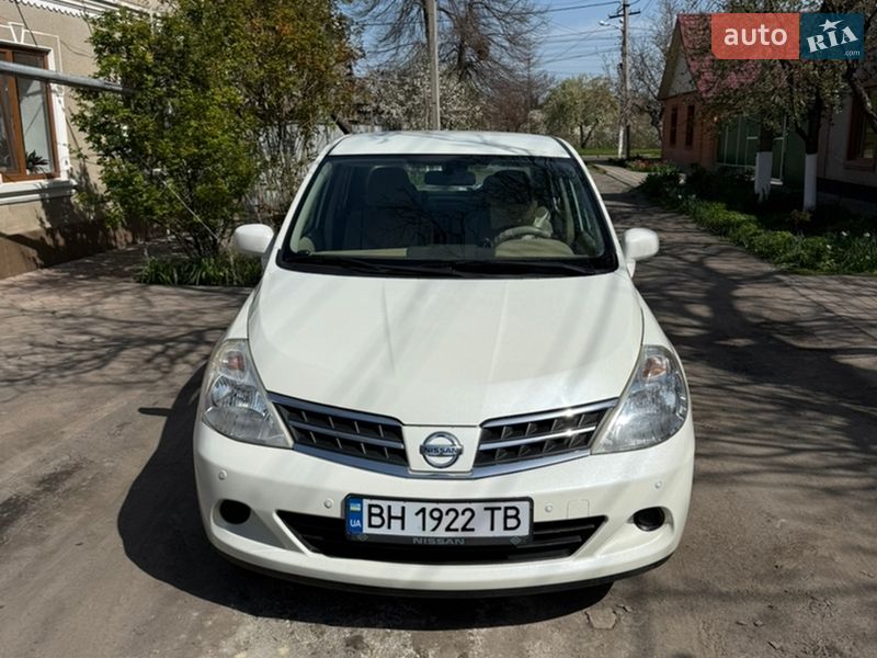 Nissan TIIDA 2012