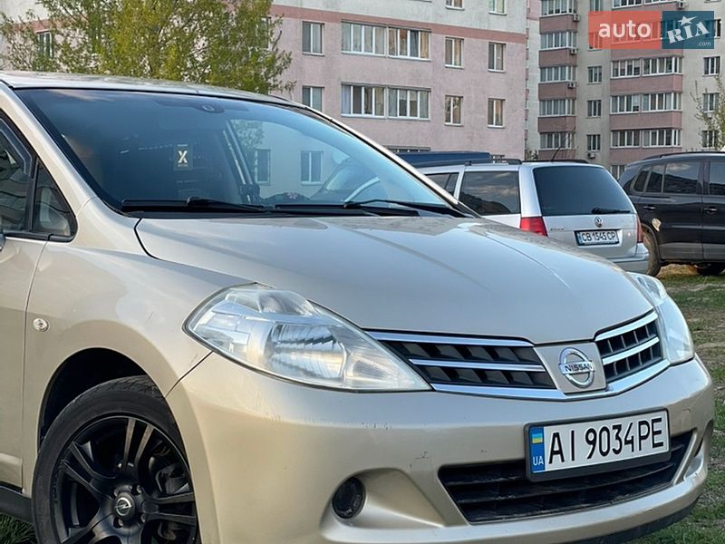 Nissan TIIDA 2011