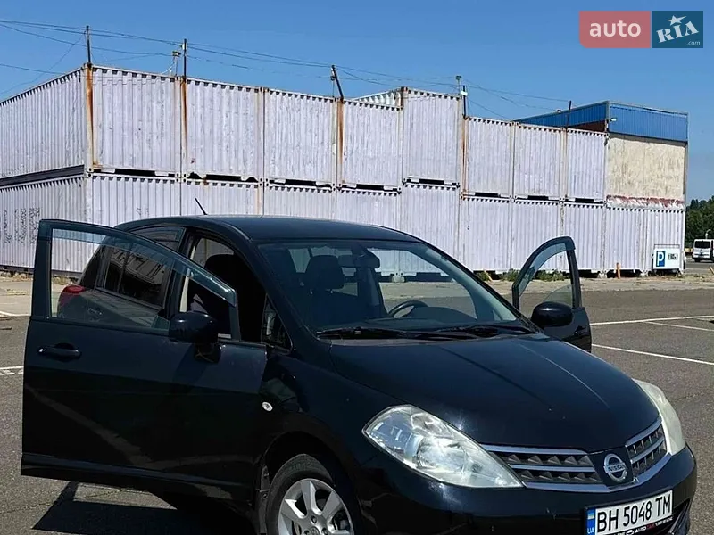 Nissan TIIDA 2011
