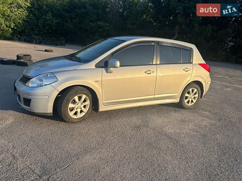 Nissan TIIDA 2011