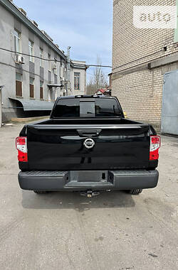 Пикап Nissan Titan 2017 в 