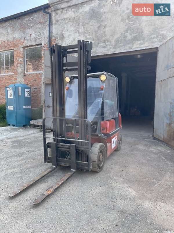 Вилочный погрузчик Nissan UD 2005 в Львове
