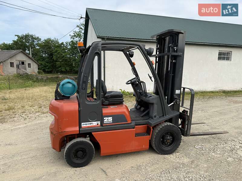 Вилочный погрузчик Nissan UD 2004 в Тячеве