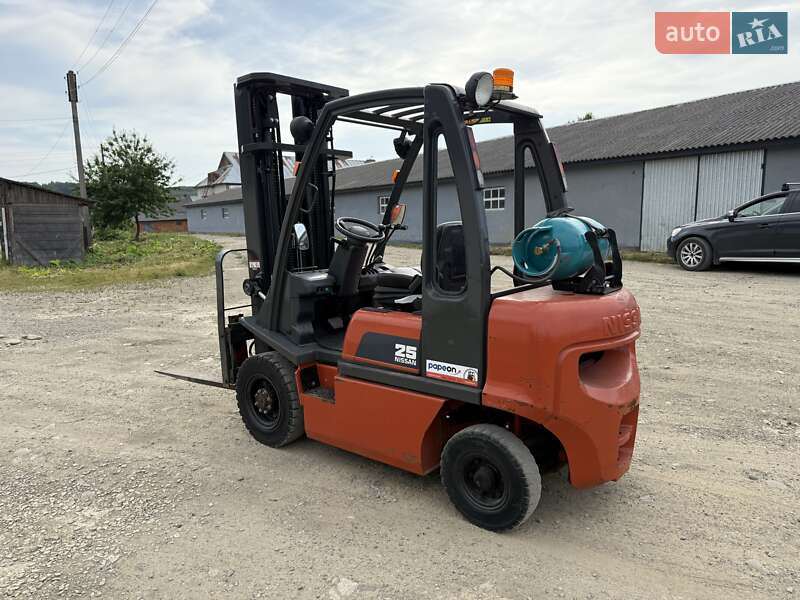 Вилочный погрузчик Nissan UD 2004 в Тячеве