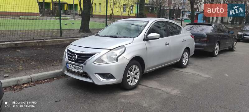 Седан Nissan Versa 2017 в Києві