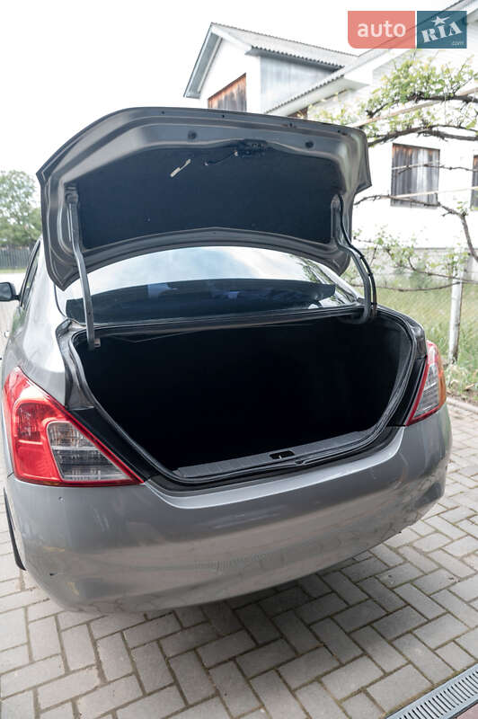 Седан Nissan Versa 2014 в Ивано-Франковске
