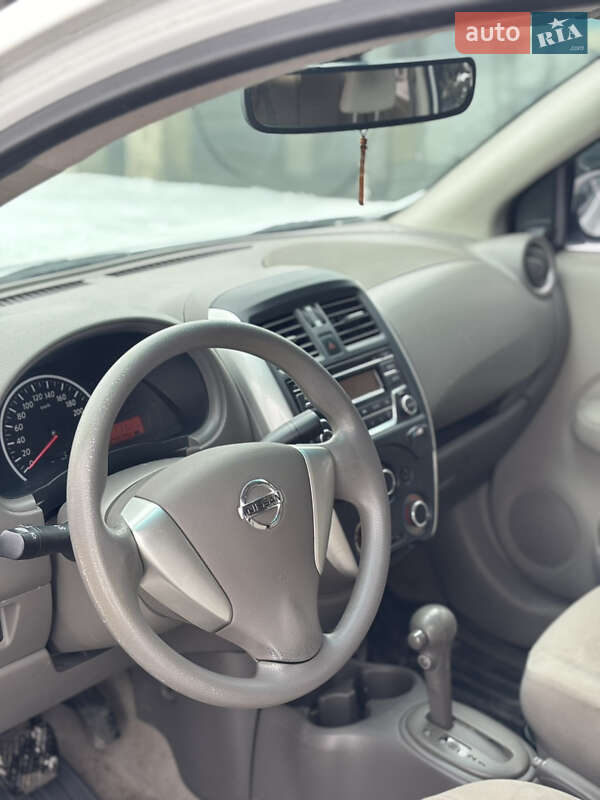 Седан Nissan Versa 2015 в Києві