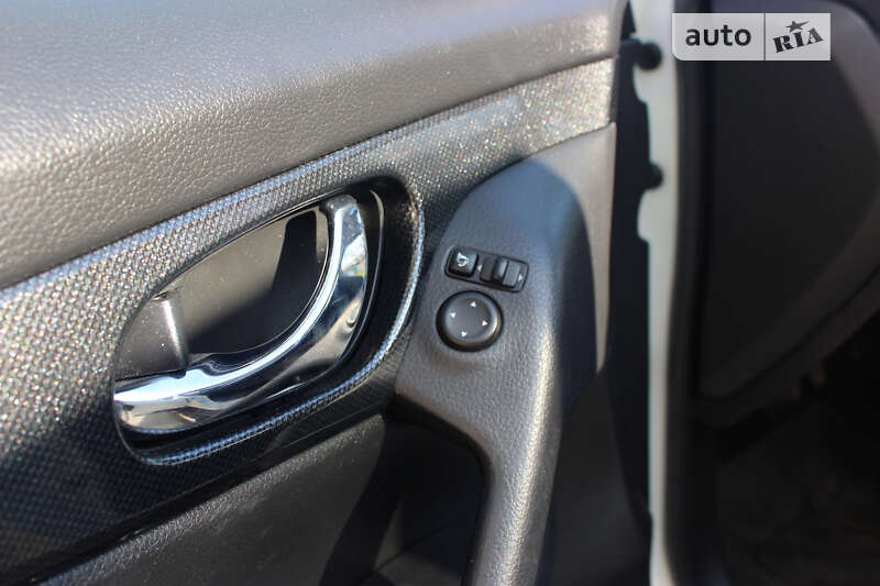 Позашляховик / Кросовер Nissan X-Trail 2015 в Дунаївцях