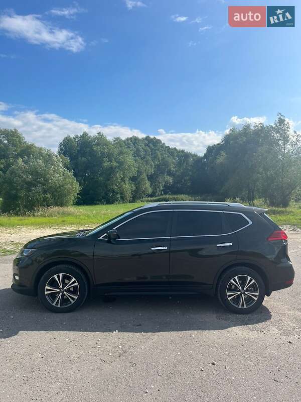 Позашляховик / Кросовер Nissan X-Trail 2017 в Городку