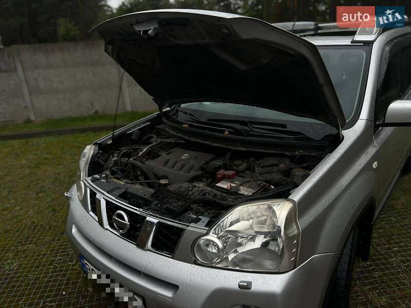Внедорожник / Кроссовер Nissan X-Trail 2010 в Новояворовске