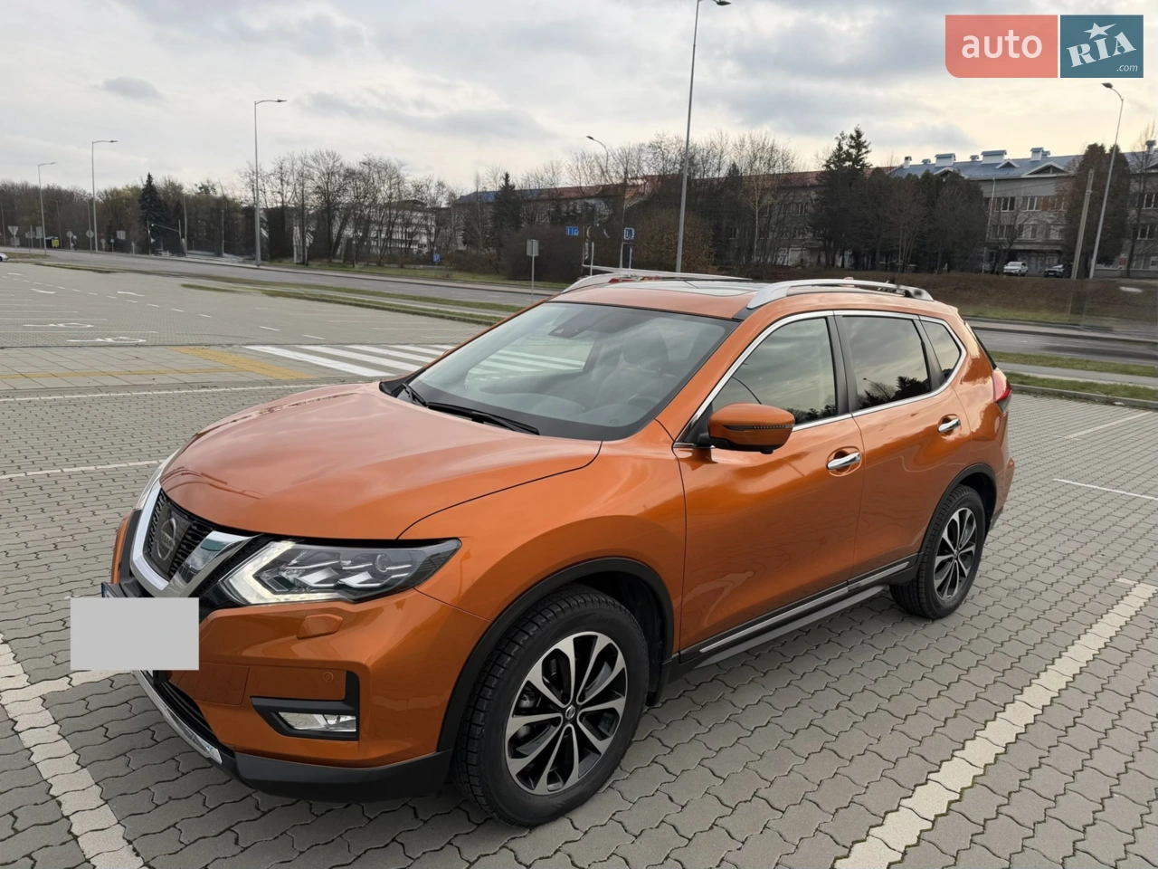 Власник. Автомобіль Nissan X-Trail 2018 р., максимальна комплектація, пробіг - 37 тис.км. Один власник, без пошкоджень, ідеальний стан (все обслуговування здійснювалося на офіційній станції Nissan у м.Львов - «Галавтосвіт»), реєстрація: квітень 2019 року, літня та зимова резина на дисках, новий акумулятор. 
