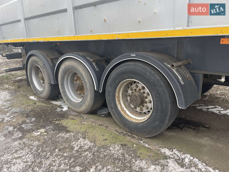 Зерновоз - напівпричіп Novatrail SKI 2001 в Миргороді