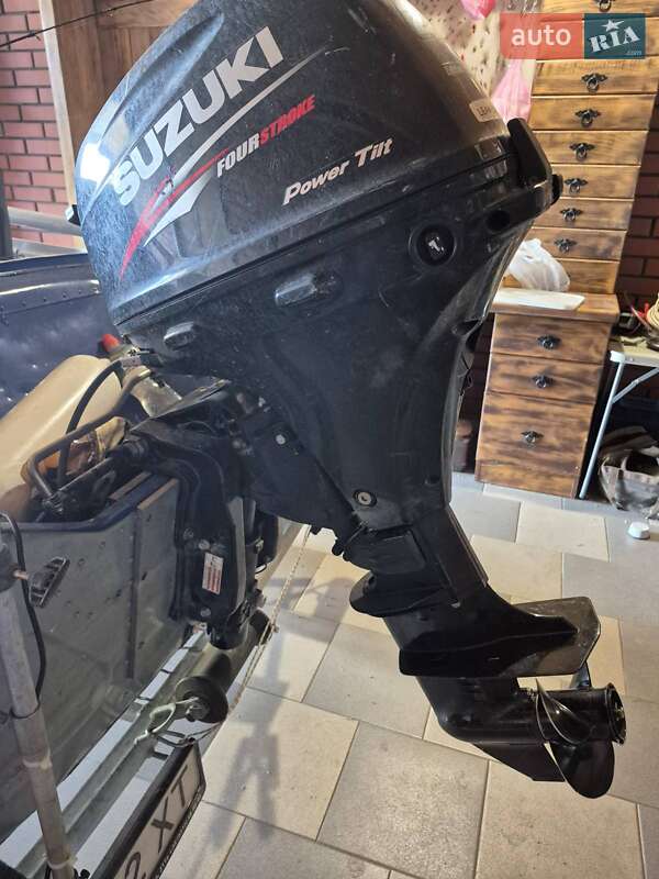 Лодка Обь М 1977 в Черновцах