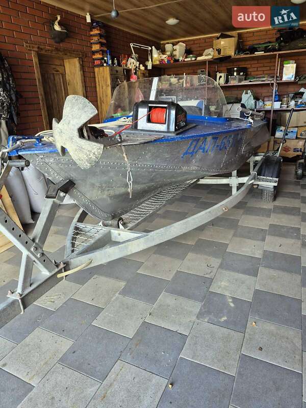 Лодка Обь М 1977 в Черновцах