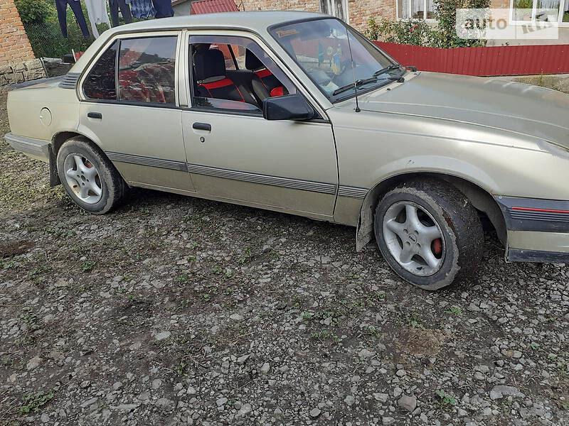 Седан Opel Ascona 1986 в Гусятині
