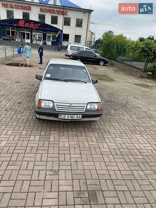 Седан Opel Ascona 1987 в Черновцах