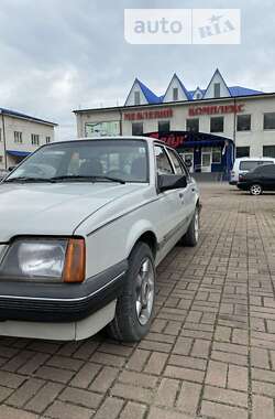 Седан Opel Ascona 1987 в Черновцах