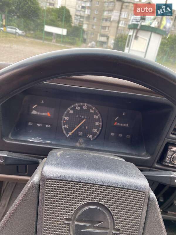 Седан Opel Ascona 1987 в Черновцах