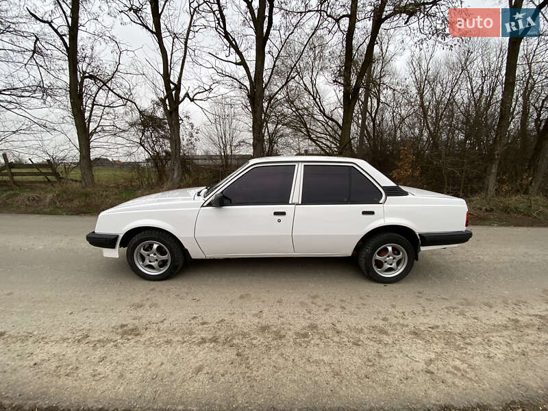 Седан Opel Ascona 1988 в Ивано-Франковске
