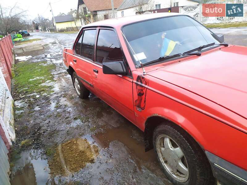 Хэтчбек Opel Ascona 1986 в Остроге