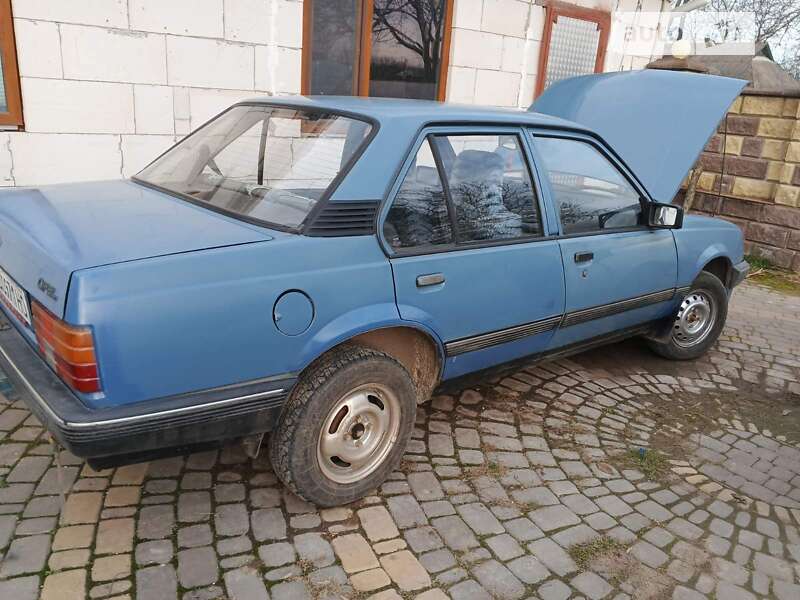 Седан Opel Ascona 1983 в Черновцах