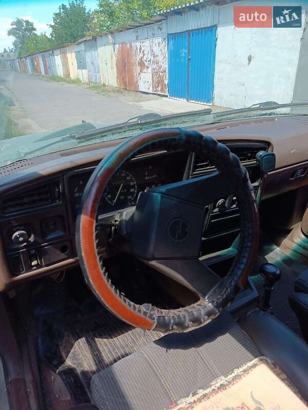 Седан Opel Ascona 1987 в Києві