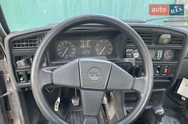 Седан Opel Ascona 1986 в Петропавлівській Борщагівці