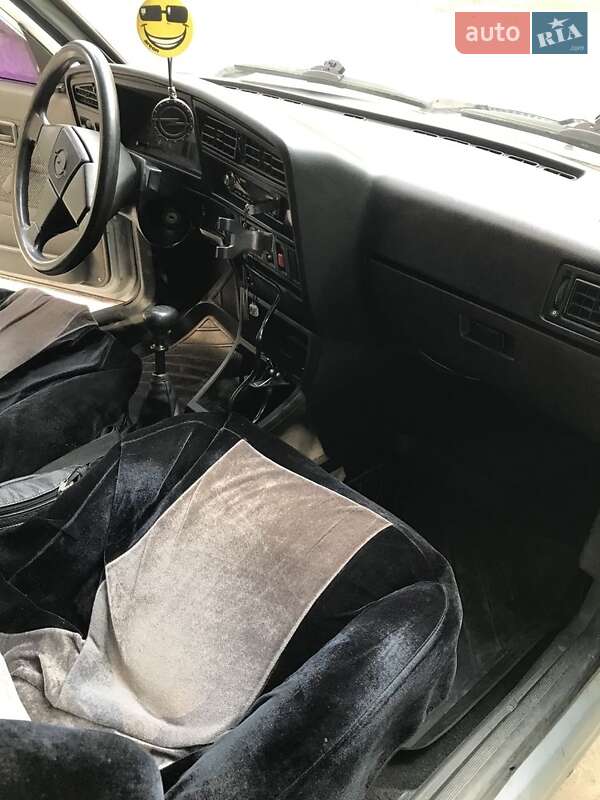 Седан Opel Ascona 1986 в Могилев-Подольске