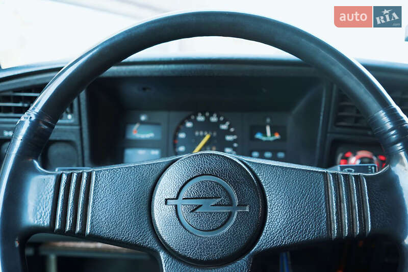 Седан Opel Ascona 1983 в Ивано-Франковске