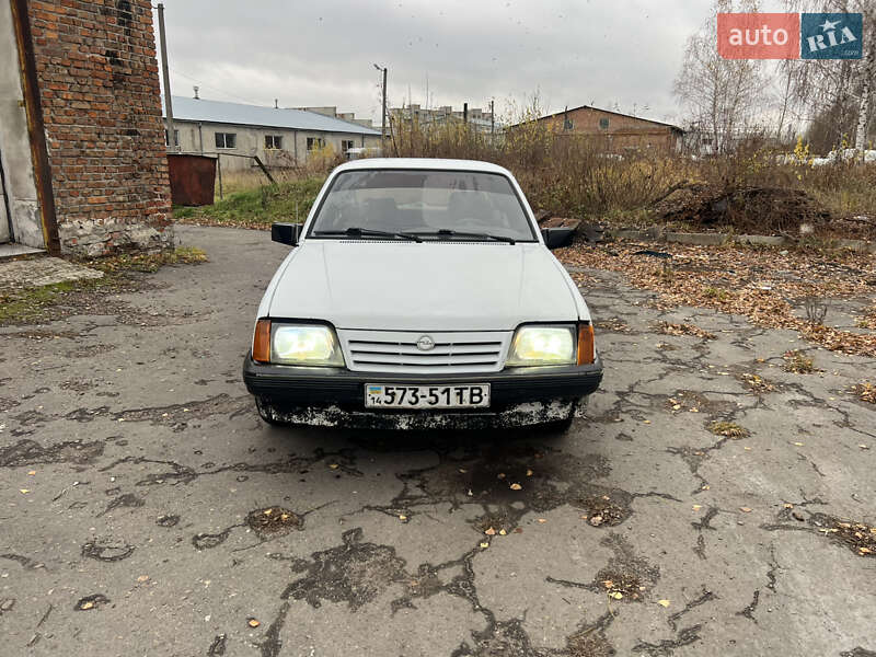 Седан Opel Ascona 1988 в Червонограде