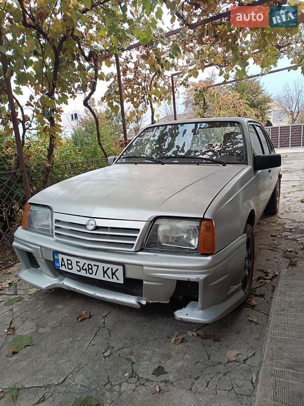 Седан Opel Ascona 1988 в Сокирянах