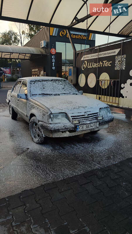 Седан Opel Ascona 1988 в Черновцах