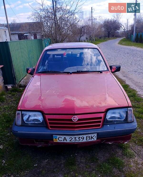Седан Opel Ascona 1988 в Звенигородке