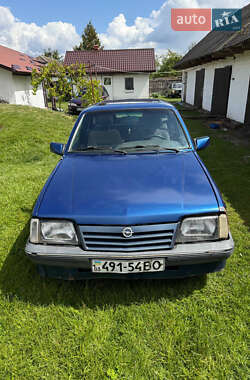 Хэтчбек Opel Ascona 1987 в Турийске