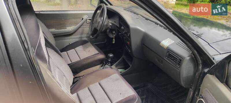 Седан Opel Ascona 1988 в Монастыриске