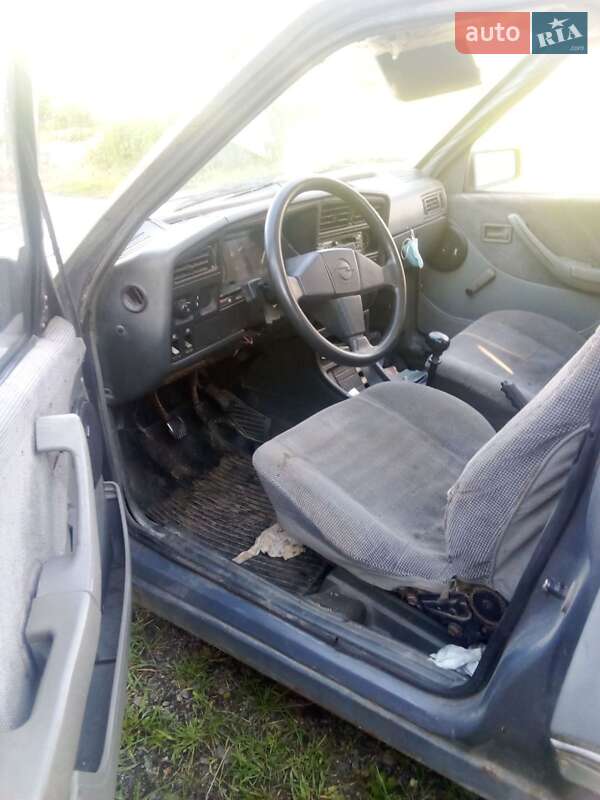 Хэтчбек Opel Ascona 1985 в Стебнику