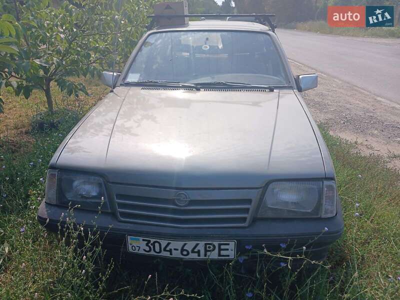Хэтчбек Opel Ascona 1988 в Виноградове фото Хэтчбек Opel Ascona 1988 в Виноградове
