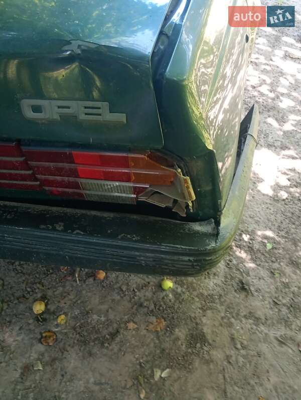 Седан Opel Ascona 1985 в Драбове