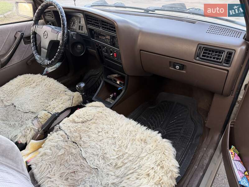 Седан Opel Ascona 1988 в Кам'янському
