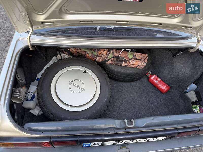 Седан Opel Ascona 1988 в Кам'янському