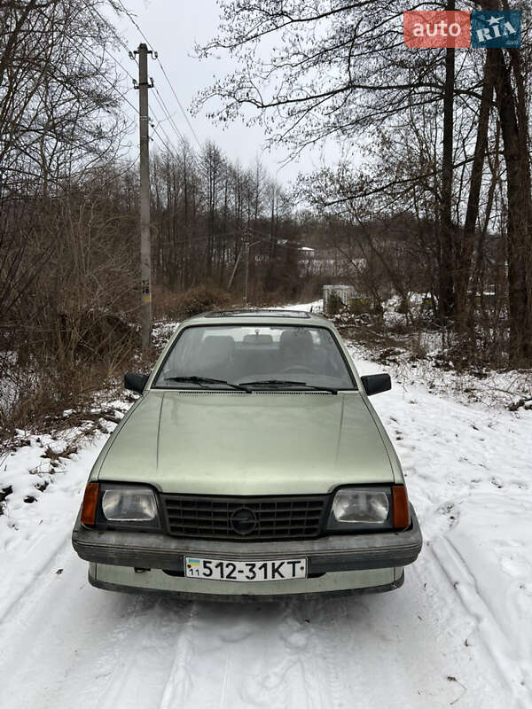 Седан Opel Ascona 1985 в Украинке