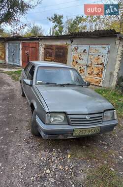 Седан Opel Ascona 1987 в Жовтих Водах