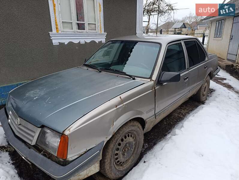 Седан Opel Ascona 1988 в Кельменцах