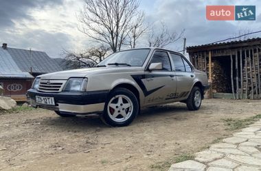 Седан Opel Ascona 1988 в Надворной