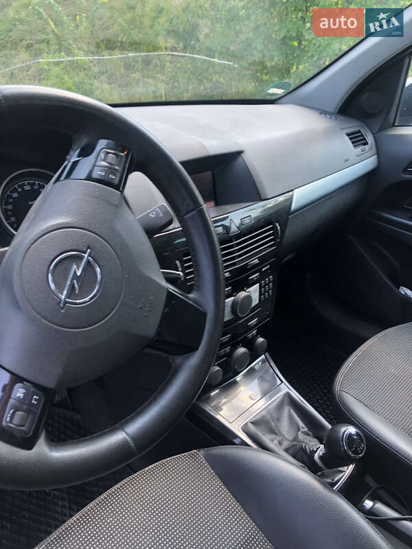 Хэтчбек Opel Astra GTC 2009 в Львове
