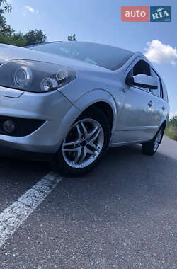 Хэтчбек Opel Astra GTC 2009 в 