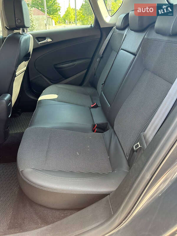 Хэтчбек Opel Astra GTC 2015 в Раздельной