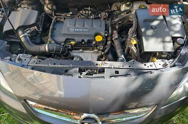 Хэтчбек Opel Astra GTC 2012 в 
